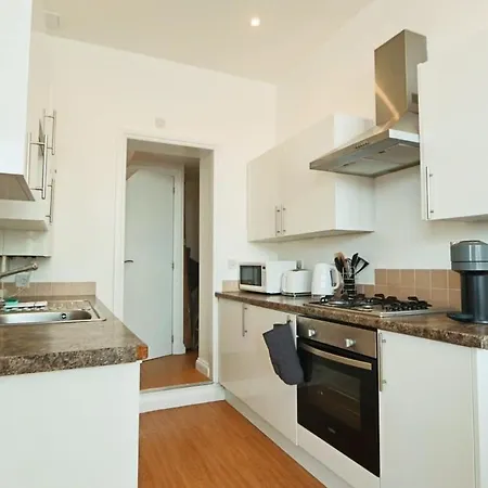 Lovely Salisbury 1 Bedroom Flat Апартаменти